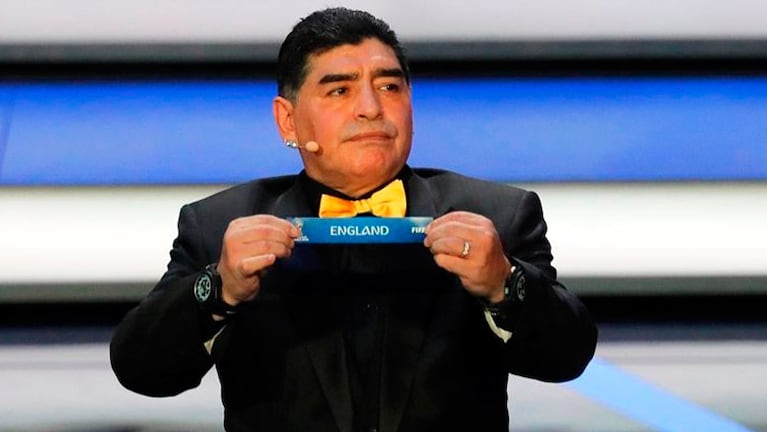 La cara de Maradona cuando sacó el papel de Inglaterra. 