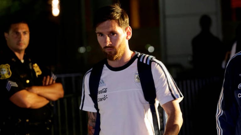 La cara de Messi al abandonar el hotel. 