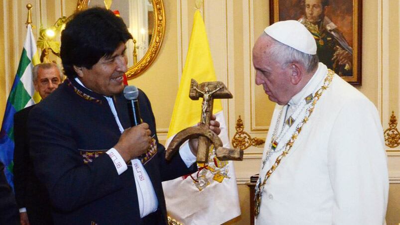 La cara del Papa ante el regalo de Evo Morales. Foto: La República