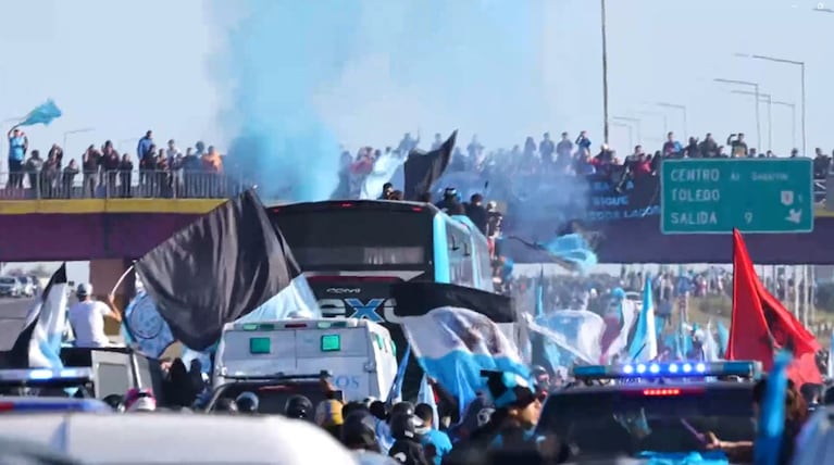 La caravana de Belgrano campeón copó la Circunvalación.