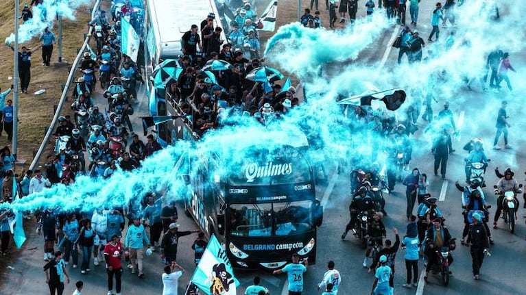 La caravana de Belgrano campeón por la Circunvalación.