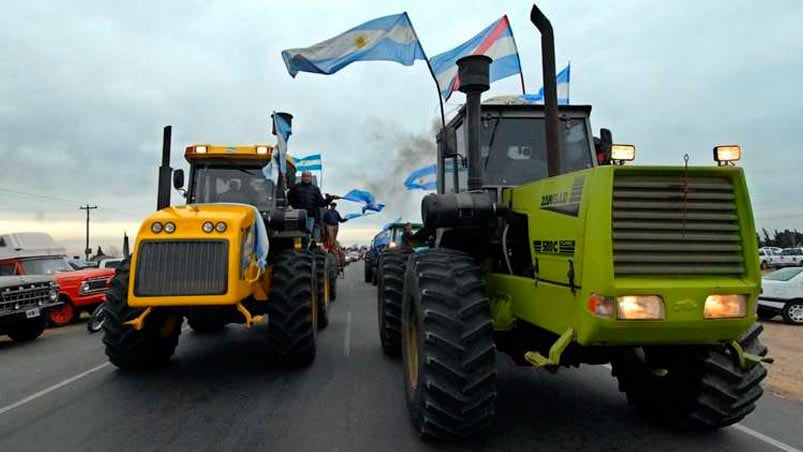 La caravana de tractores se dirige a Plaza de Mayo.