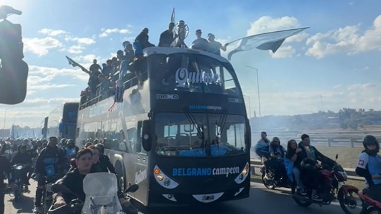 La caravana del campeón tiñó de celeste la Circunvalación.