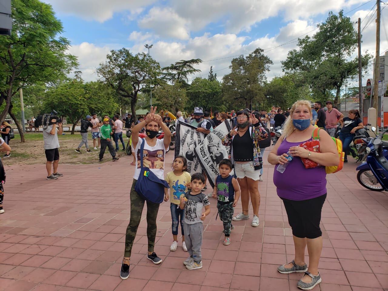 La caravana partió desde la Plaza Jerónimo del Barco hacia el Cerro. Fotos: Nestor Ghino.