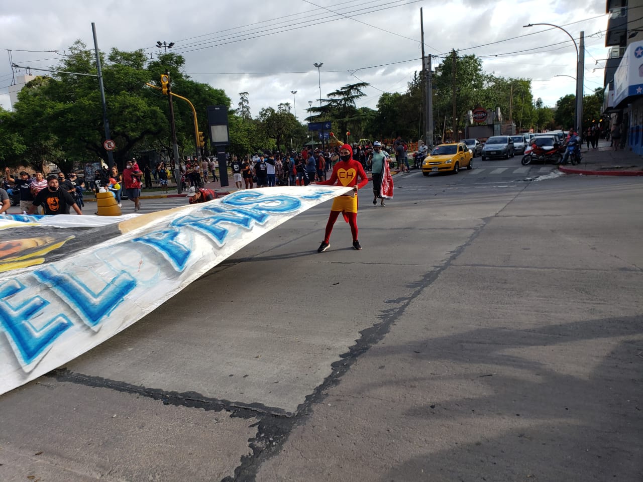 La caravana partió desde la Plaza Jerónimo del Barco hacia el Cerro. Fotos: Nestor Ghino.