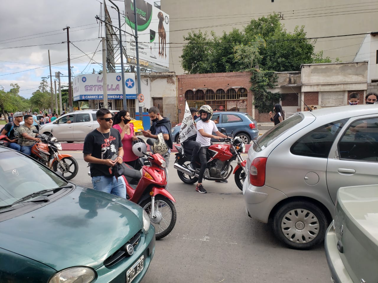 La caravana partió desde la Plaza Jerónimo del Barco hacia el Cerro. Fotos: Nestor Ghino.