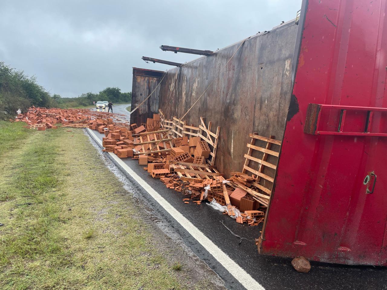 La carga del vehículo quedó esparcida en la ruta.