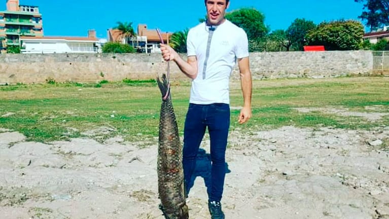 La carpa Amur de 35 kilos hallada a orillas del dique.