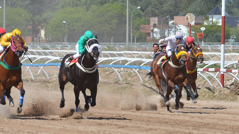 La carrera de 400 metros, es rápida y veloz. Foto: Lucio Casalla / ElDoce.tv.