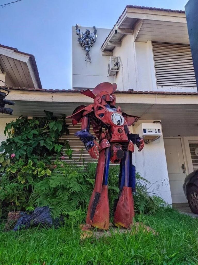 La casa custodiada por Transformers: un fenómeno viral con un fin educativo