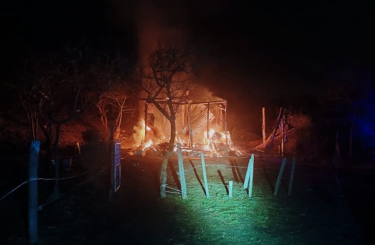 La casa de madera y chapas se incendió en minutos.