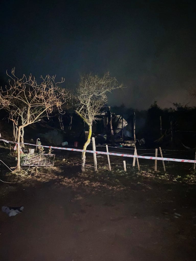 La casa de madera y chapas se incendió en minutos.