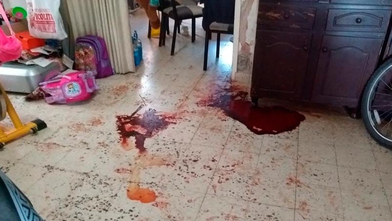 La casa del juez quedó destruida y con manchas de sangre.