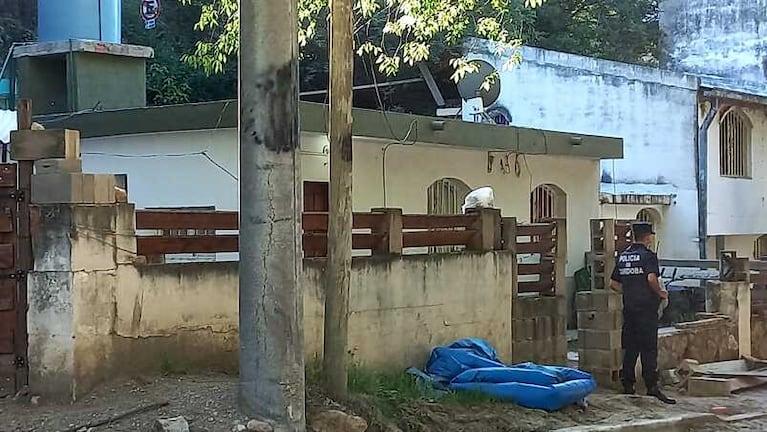 La casa donde abría ocurrido el femicidio permanece con custodia policial. Foto: Carlos Paz Vivo