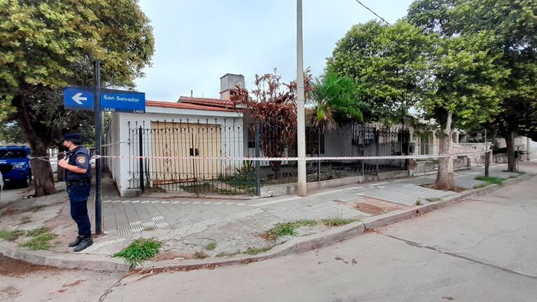 La casa donde hallaron asesinada a la mujer. Foto: Pablo Olivarez / El Doce.