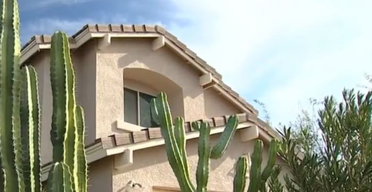 La casa donde hallaron el cuerpo en avanzado estado de descomposición. (Foto: gentileza KPHO)
