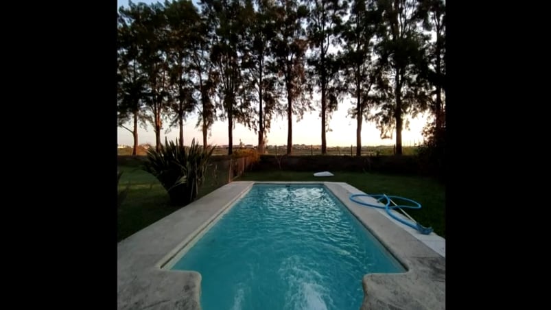 La casa era amplia, sin lujos, con una gran vista a la laguna y un jardín.