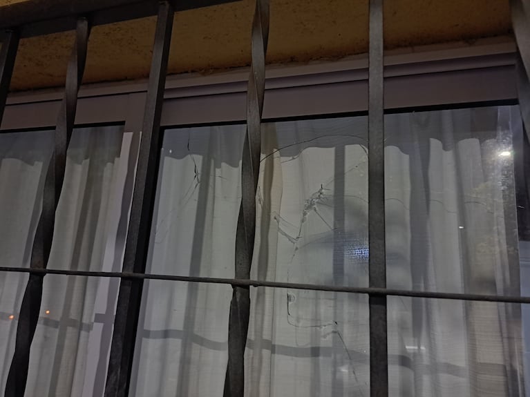 La casa fue atacada por los jóvenes.