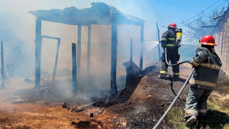 La casa fue devorada por el fuego. Foto: Julieta Pelayo/El Doce.