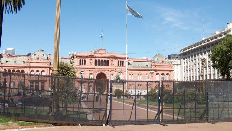 La Casa Rosada volverá a lucir vallas para el traspaso. 