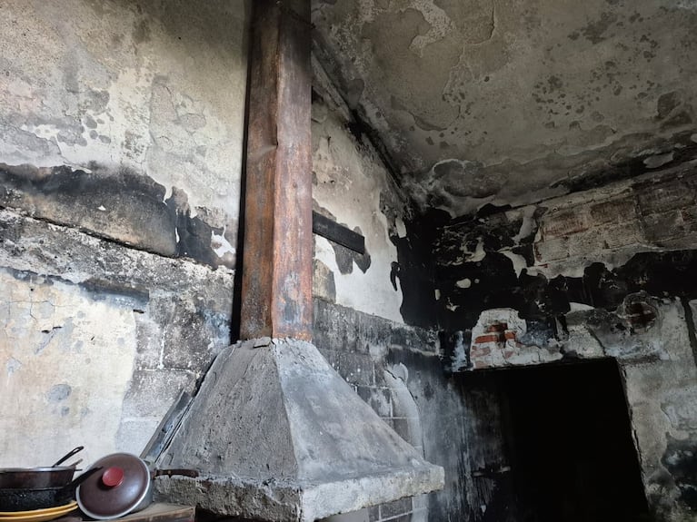 La casa se incendió y necesitan destruirla para volver a construir.