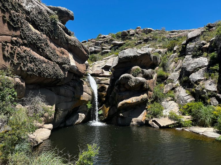 La cascada es poco visitada y ofrece agua pura y cristalina.