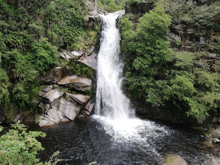 La Cascada Grande está en una zona de difícil acceso en La Cumbrecita.