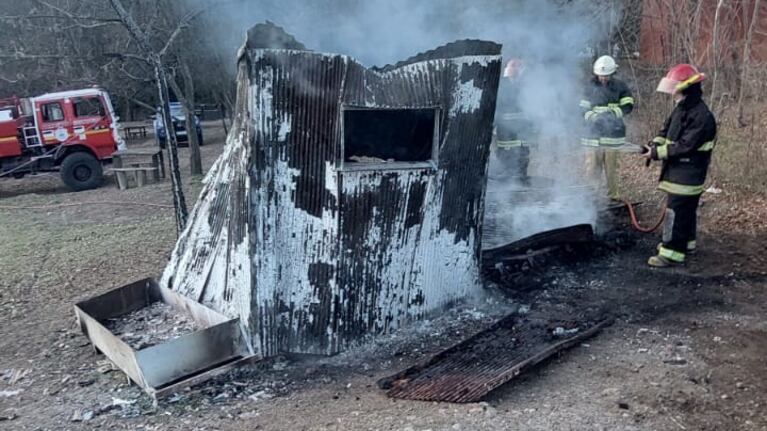 La casilla rodante quedó destruida por el incendio.
