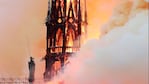 La catedral de Notre Dame, envuelta en llamas.