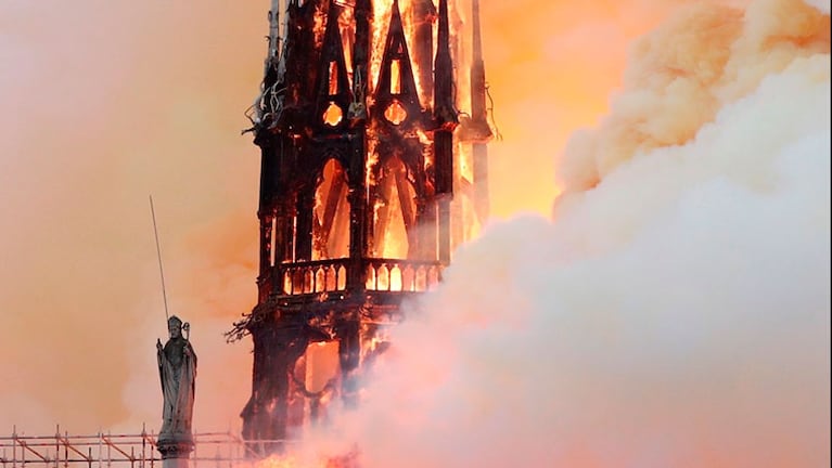 La catedral de Notre Dame, envuelta en llamas.