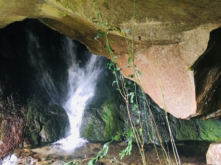 La caverna generada por la piedra incluye cascada y espacio para contemplarla.