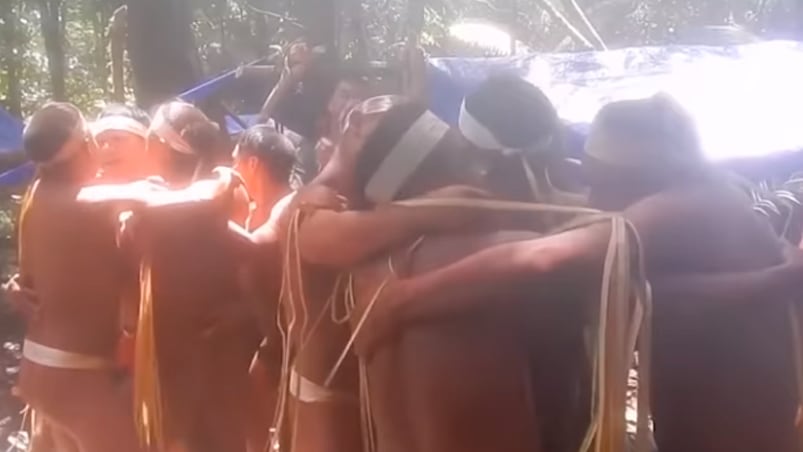 La celebración de la tribu amazónica tras el reencuentro con sus familiares.