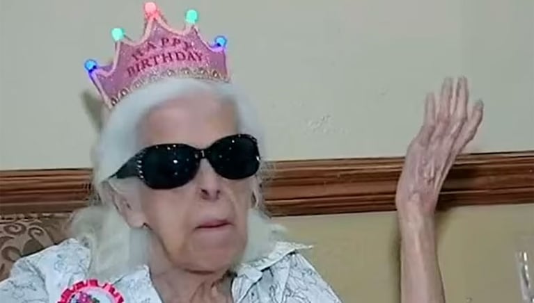 La centenaria brindó en su cumpleaños con una cerveza, rodeada de sus seres queridos.