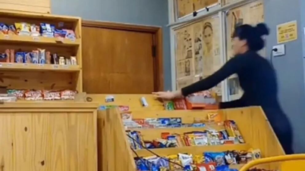La chica estalló de ira y rompió todo.