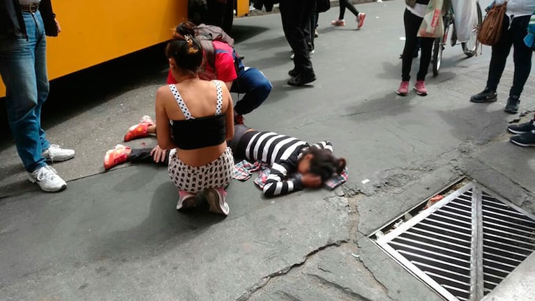 La chica herida estuvo varios minutos tendida en el pavimento hasta que llegó la ambulancia.