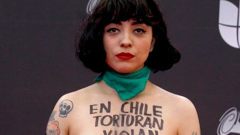 La chile también vestía un pañuelo verde en el cuello. 