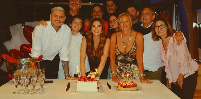 La China junto a familiares y amigos celebrando su cumpleaños.