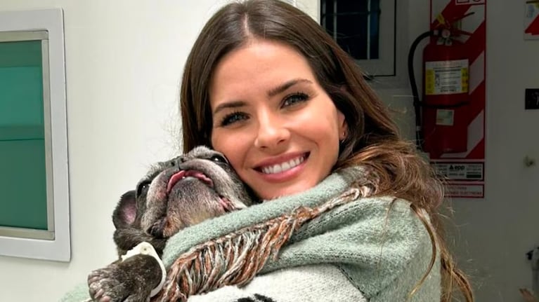 La China Suárez junto a su perro Apolo