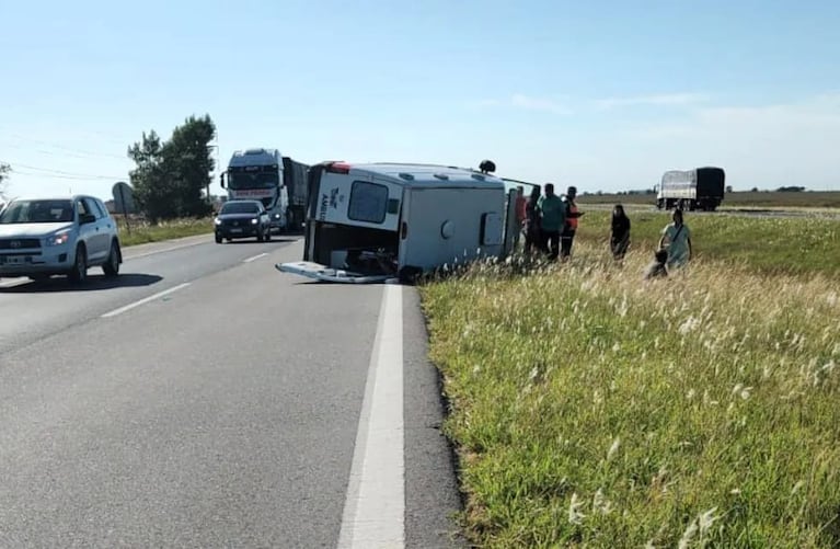 La chofer de la ambulancia que volcó en Córdoba dijo que se le cruzó un auto que se dio a la fuga