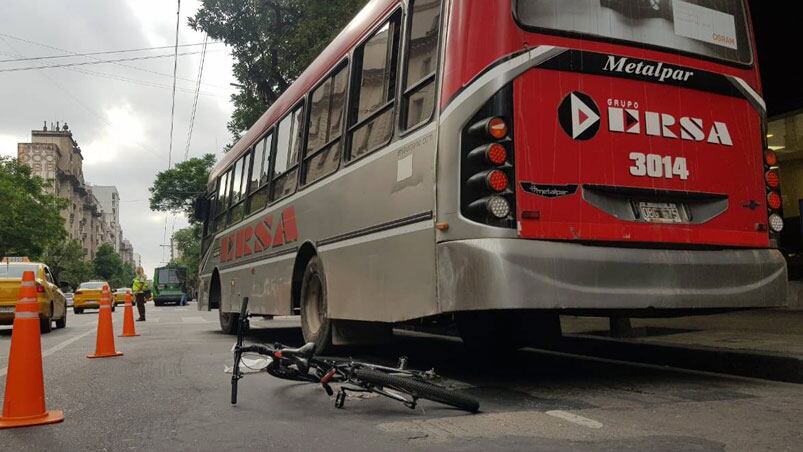 La ciclista solo sufrió una herida en la pierna. Foto: Daniela Abrudsky/ElDoce.tv 