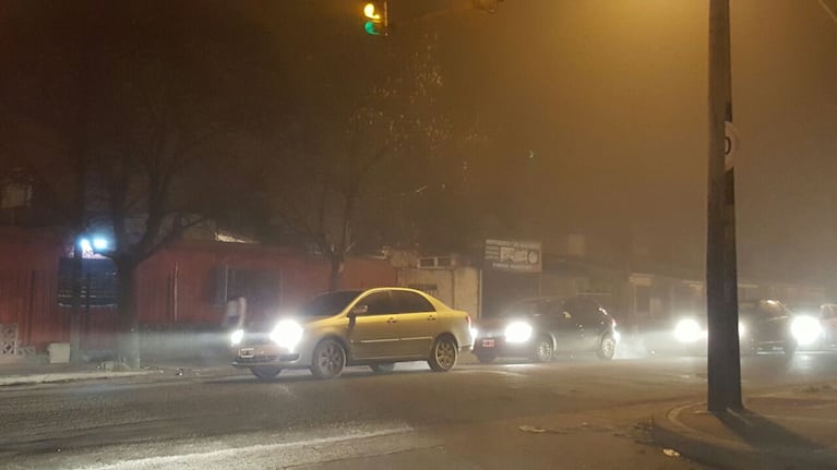 La ciudad amaneció con una intensa niebla, principalmente en la Avenida Circunvalación. Foto: Sebastián Pfaffen.