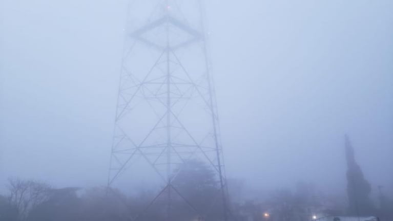 La ciudad amaneció tapada de niebla