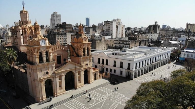 La ciudad, en un día hermoso para recorrerla paseando.