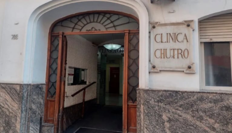 La clínica Chutro fue clausurada por arrojar residuos patógenos a la calle.
