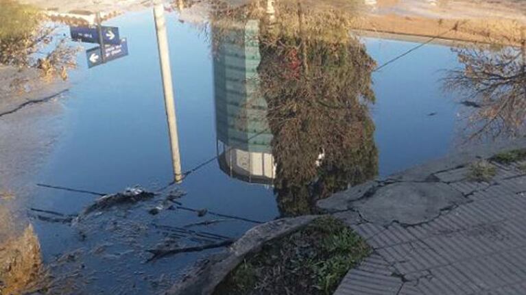 La cloaca formando un espejo que muestra el hotel Sheraton.