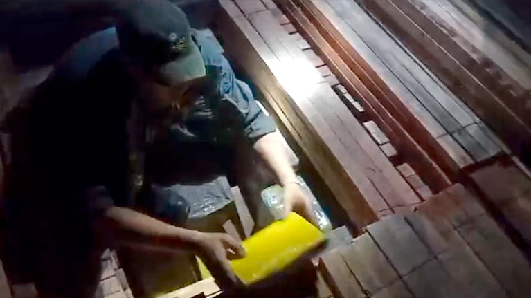 La cocaína estaba oculta entre las maderas.