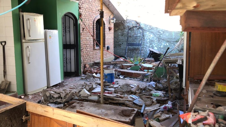 La cocina de la vivienda quedó totalmente destruida: ahí estaba la mujer herida.