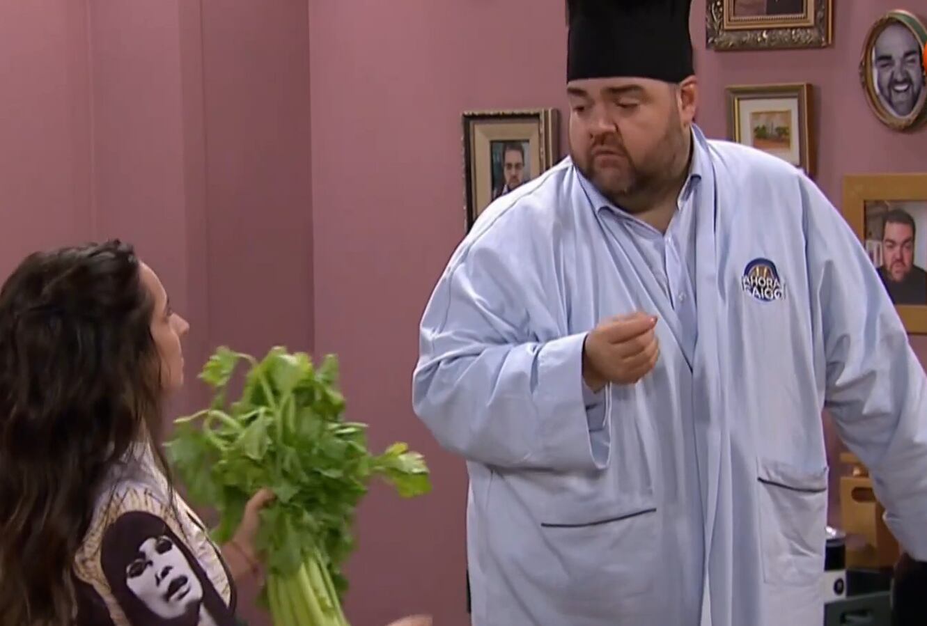 La cocinera se sumó al picante sketch del conductor.