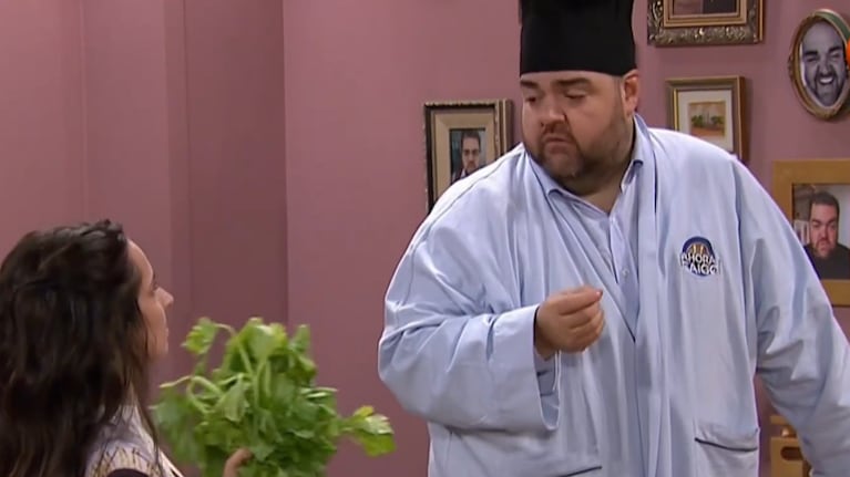 La cocinera se sumó al picante sketch del conductor.