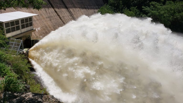 La "cola de novia" en el lago San Roque.